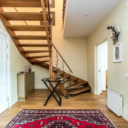 Center, Free Parking, 4a *