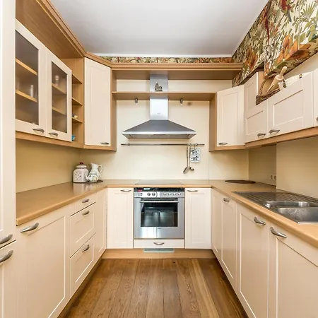 Center, Free Parking, 4a