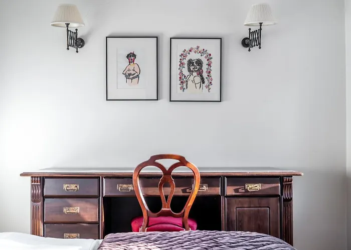 Center, Free Parking, 4a