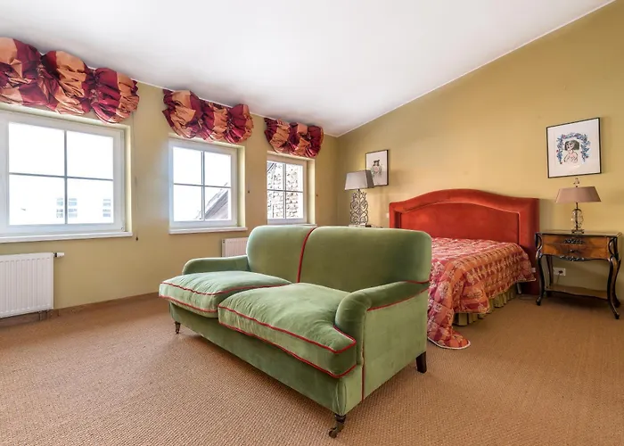 Center, Free Parking, 4a *