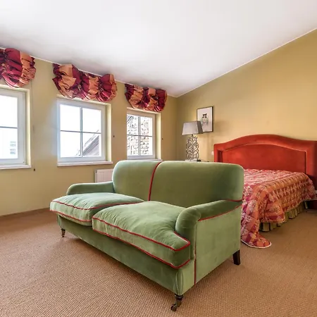 Center, Free Parking, 4a *