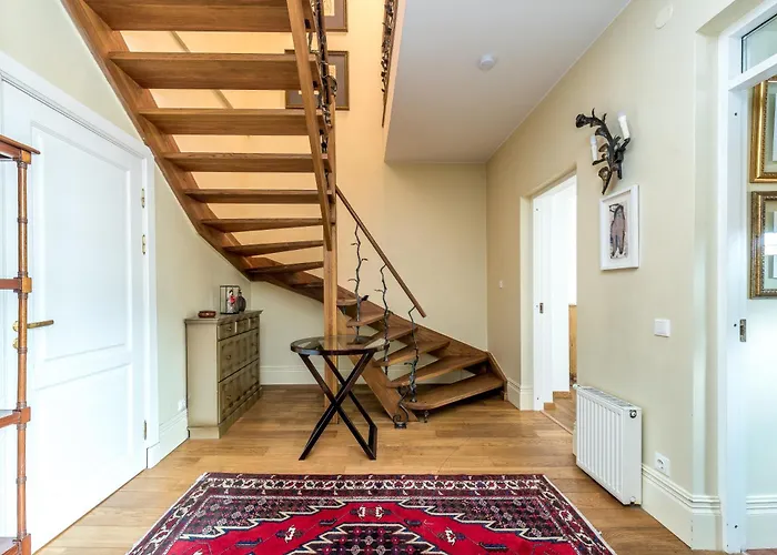 Center, Free Parking, 4a *