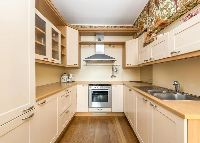 Center, Free Parking, 4a